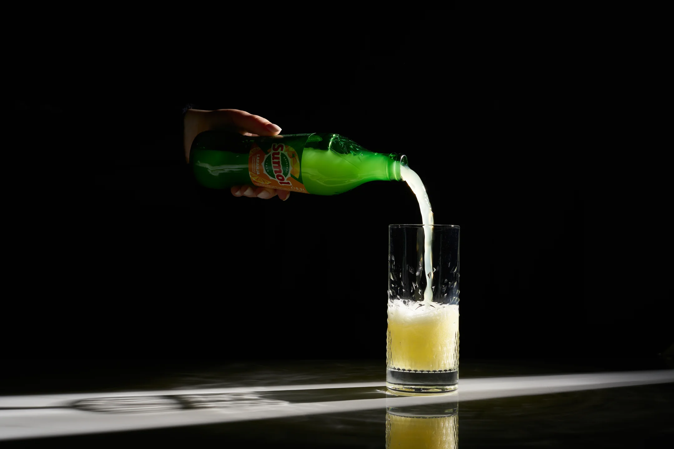 Sumol a ser despejado num copo