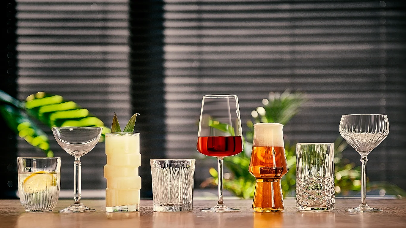 vários copos com bebidas